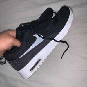 Black nike tennis shoes